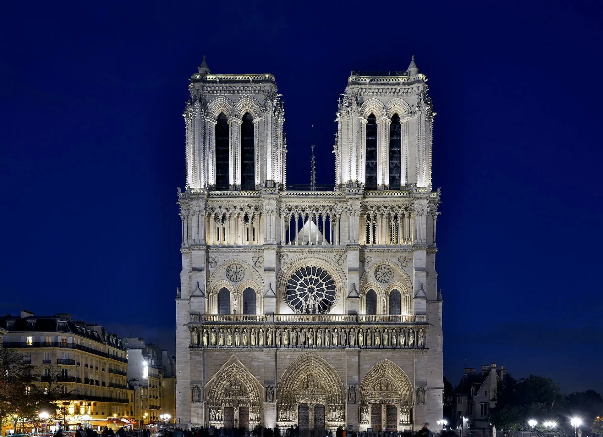 1920px-Notre_Dame_de_Paris_by_night