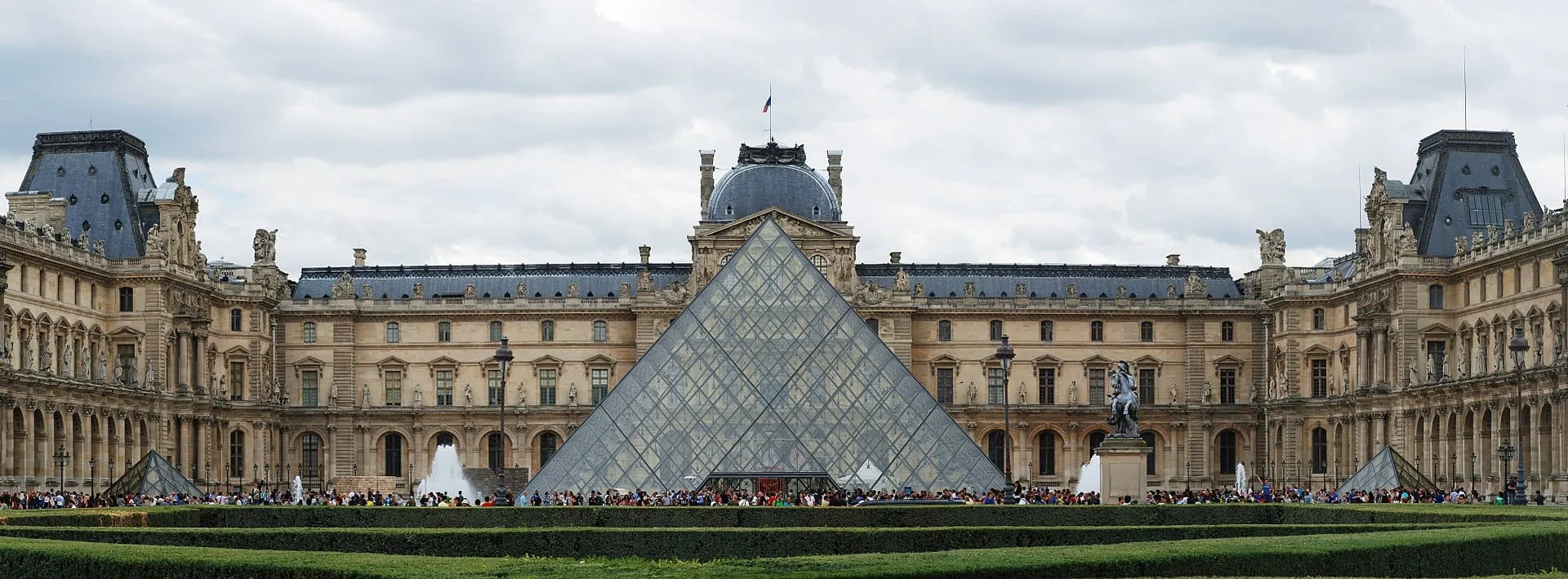 1920px-Paris_July_2011-27a