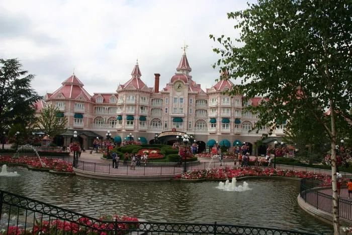 Disneyland_Hotel,_Paris,_France,_2011 (1)
