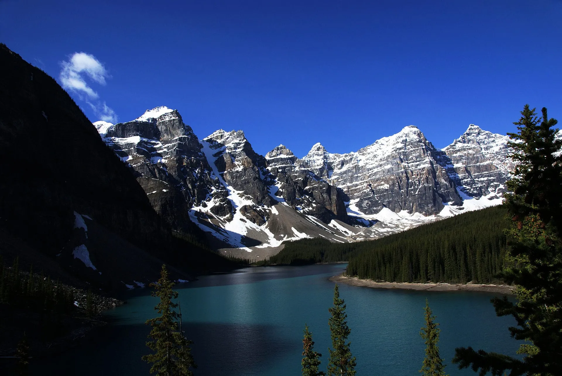 Moraine_Lake_Alberta_Canada.jpg