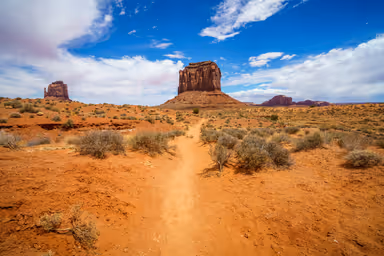 hiking the wildcat trail in the monument valley in the usa