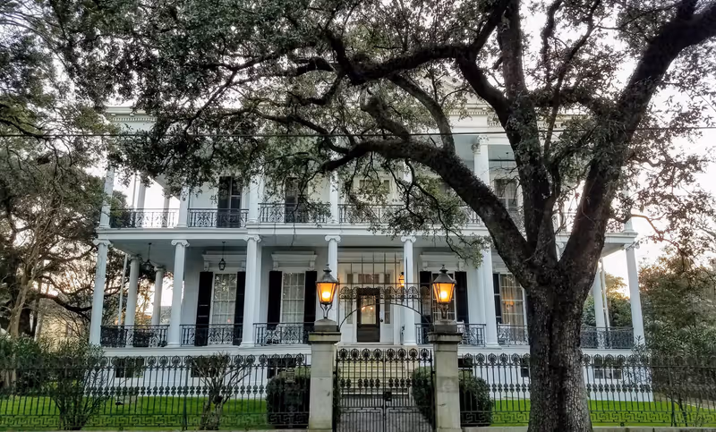 Garden district new orleans mansion